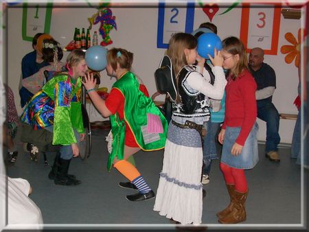 Kinder-Fastnachts-Party: Luftballon-Tanz, im Hintergrund "1, 2 oder 3"